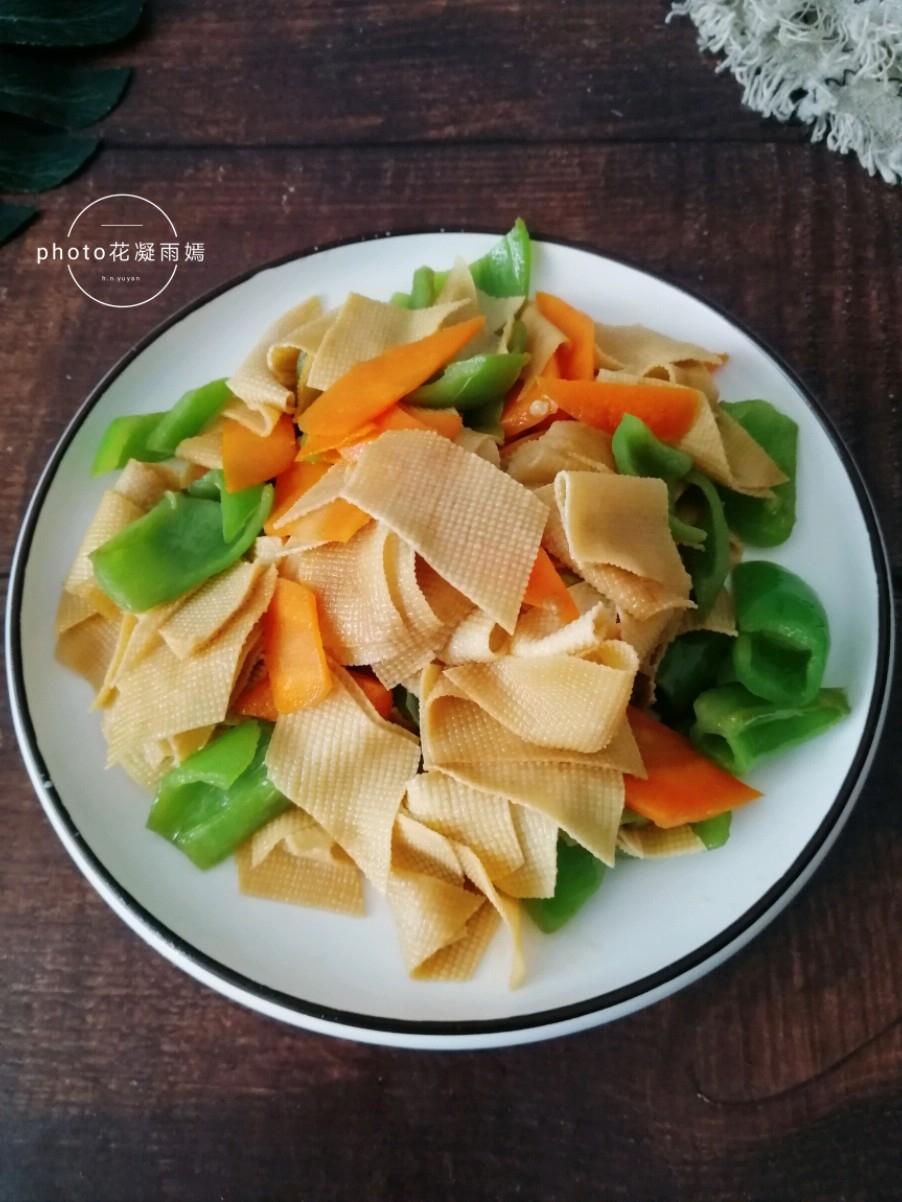 胡蘿卜尖椒炒豆腐皮的做法-家常味炒菜譜