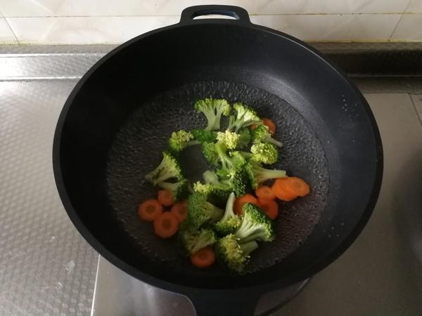 配粥小菜，培根胡蘿卜炒西藍花，營養搭配的做法-咸鮮味炒菜譜