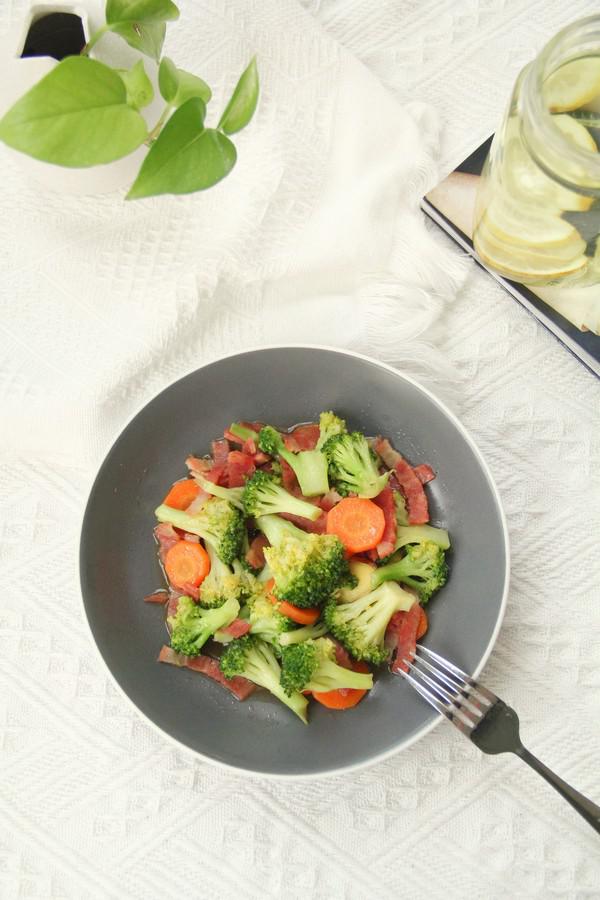 配粥小菜，培根胡蘿卜炒西藍花，營養搭配的做法-咸鮮味炒菜譜