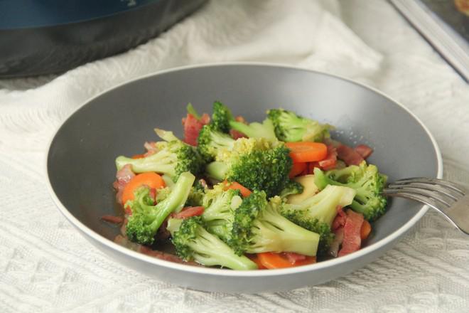 配粥小菜，培根胡蘿卜炒西藍花，營養搭配的做法-咸鮮味炒菜譜