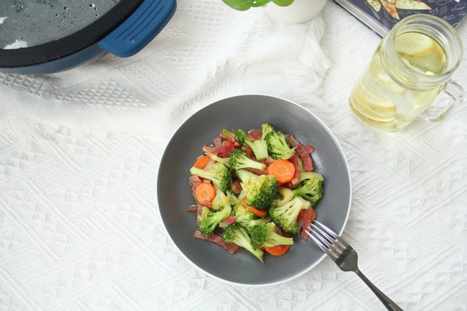 配粥小菜，培根胡蘿卜炒西藍花，營養搭配的做法-咸鮮味炒菜譜