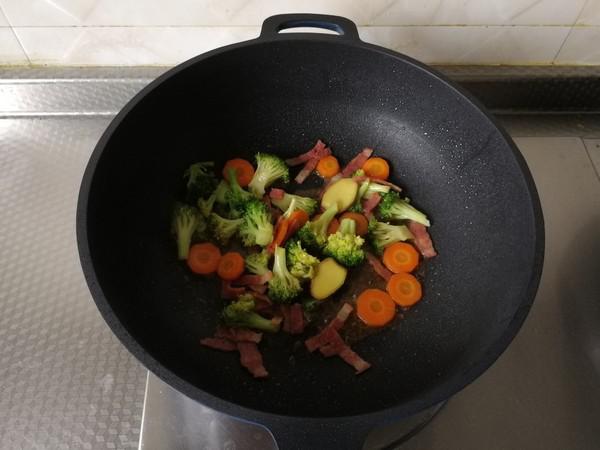 配粥小菜，培根胡蘿卜炒西藍花，營養搭配的做法-咸鮮味炒菜譜