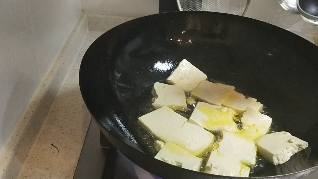 平平無奇但超級下飯的煎雞蛋豆腐的做法-咸鮮味煎菜譜