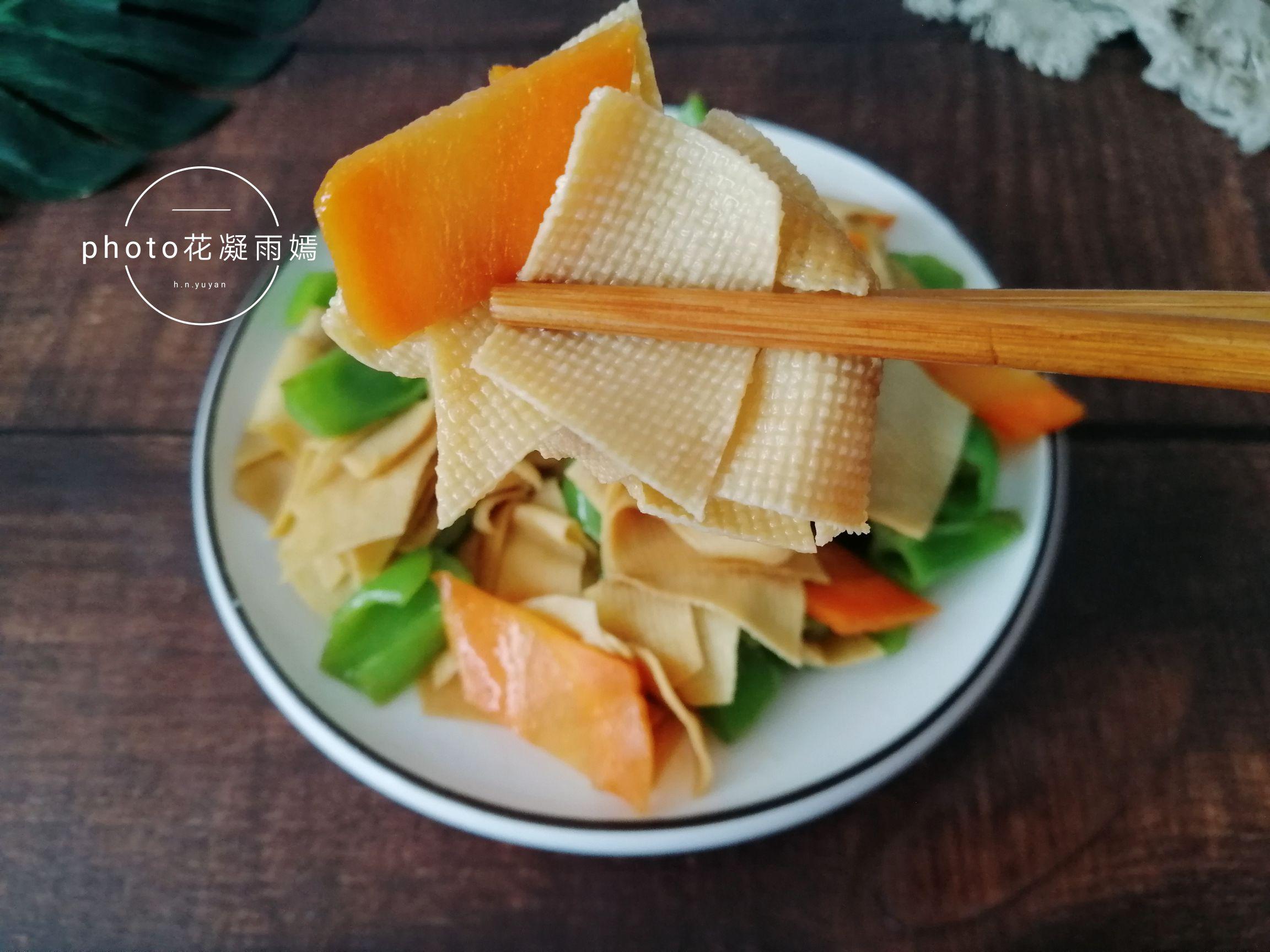 胡蘿卜尖椒炒豆腐皮的做法-家常味炒菜譜
