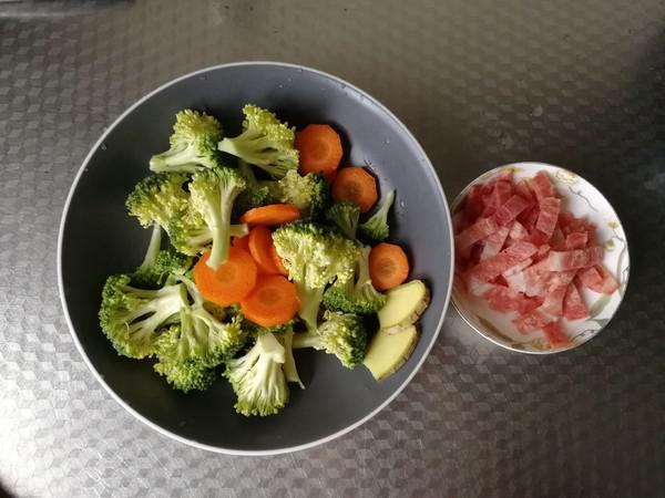 配粥小菜，培根胡蘿卜炒西藍花，營養搭配的做法-咸鮮味炒菜譜