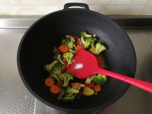 配粥小菜，培根胡蘿卜炒西藍花，營養搭配的做法-咸鮮味炒菜譜