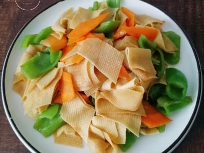 胡蘿卜尖椒炒豆腐皮的作法-家常味炒菜譜