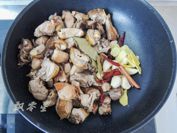 香菇土豆臘雞煲的做法-家常味燉菜譜