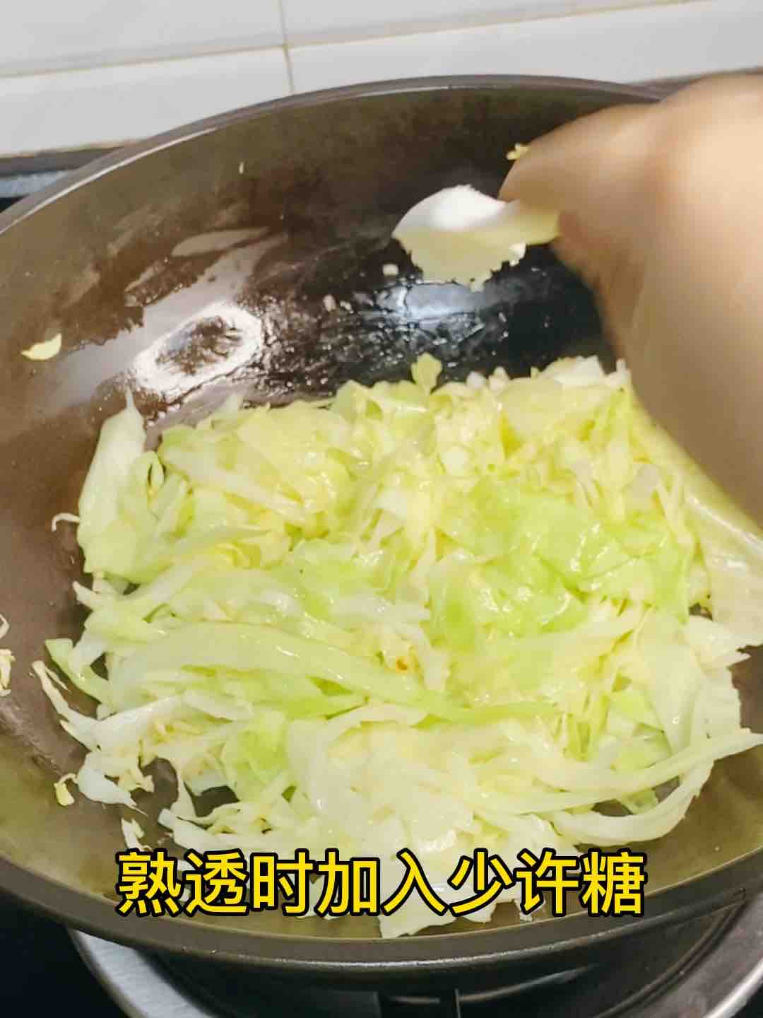 快手家常菜，素炒包菜，加點(diǎn)它，味道特別鮮的做法-家常味炒菜譜