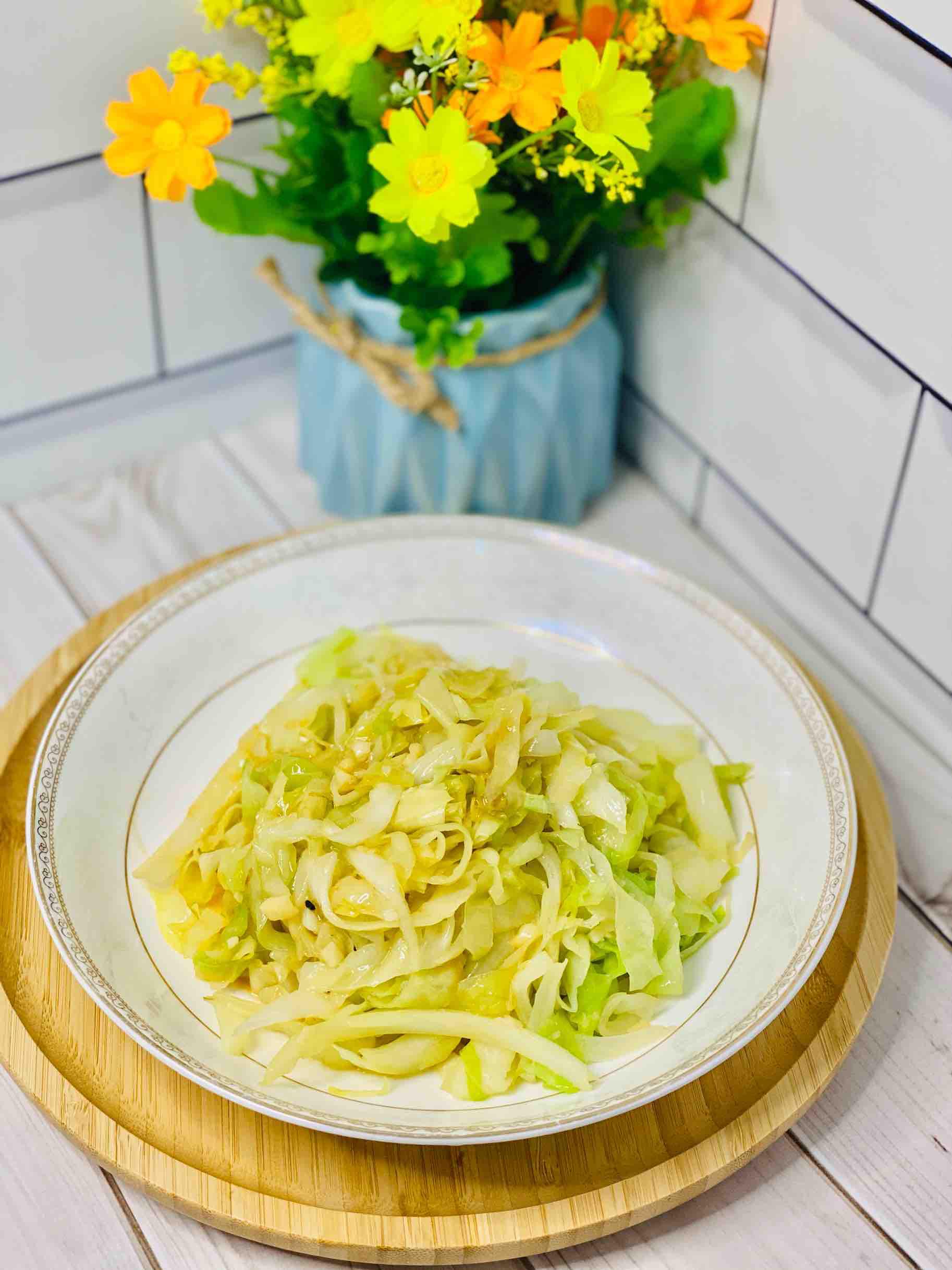 快手家常菜，素炒包菜，加點(diǎn)它，味道特別鮮的做法-家常味炒菜譜