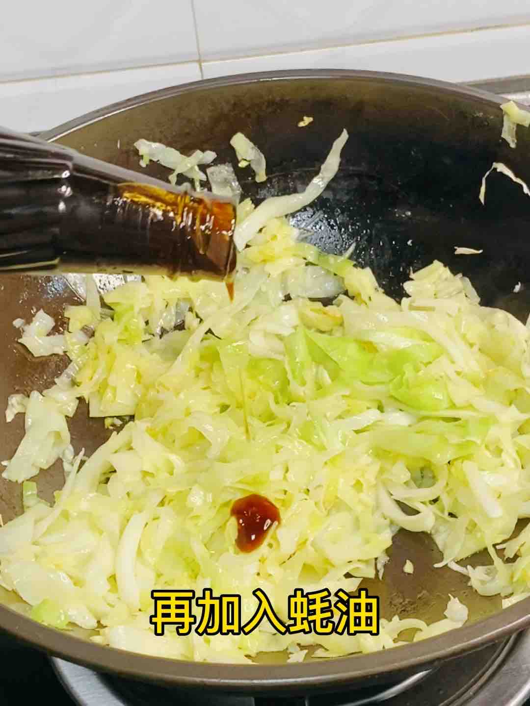 快手家常菜，素炒包菜，加點(diǎn)它，味道特別鮮的做法-家常味炒菜譜