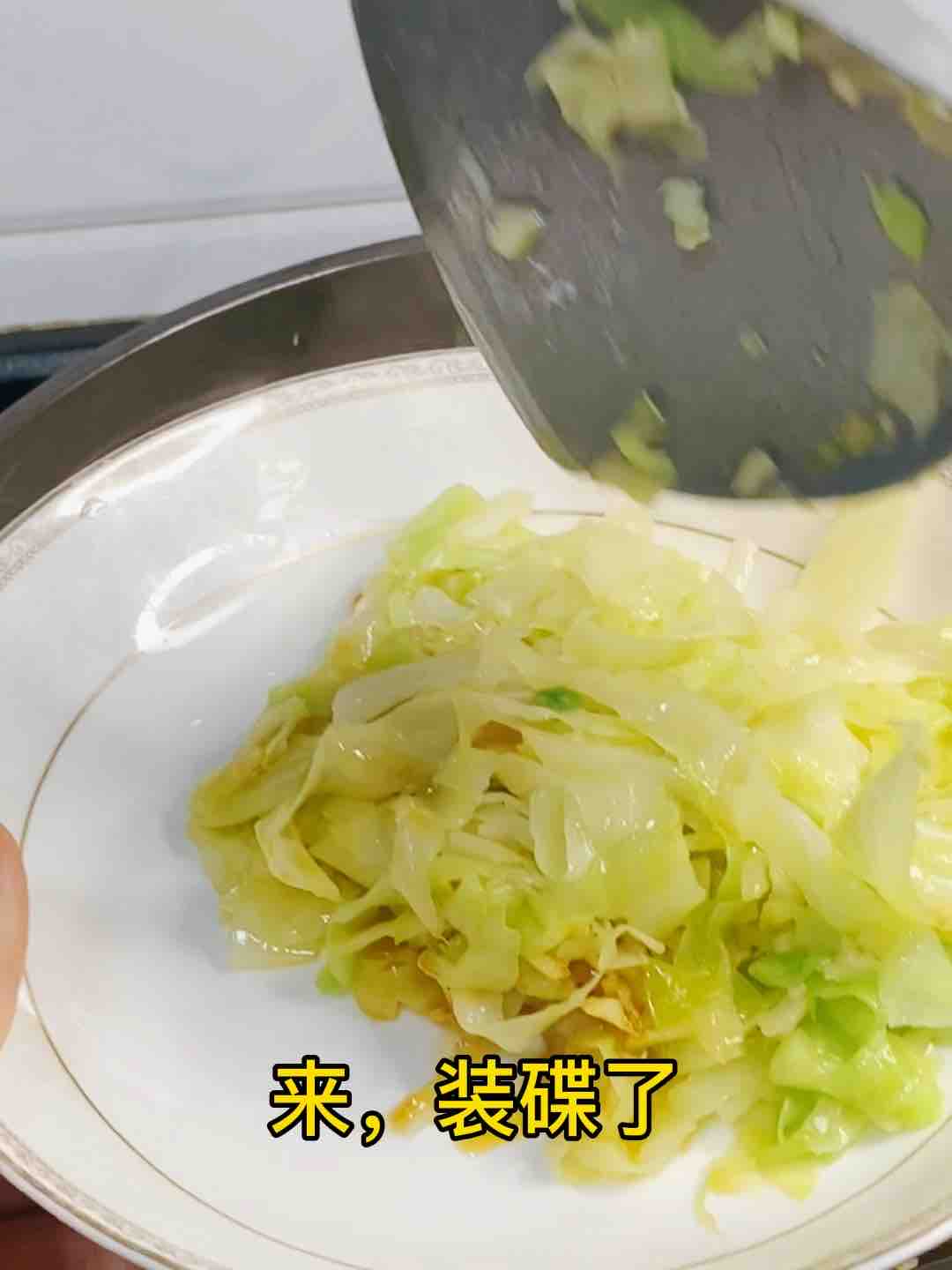 快手家常菜，素炒包菜，加點(diǎn)它，味道特別鮮的做法-家常味炒菜譜