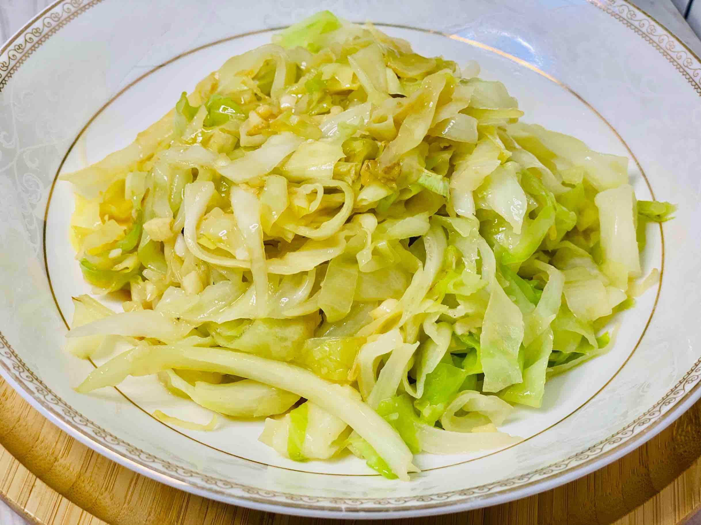 快手家常菜，素炒包菜，加點(diǎn)它，味道特別鮮的做法-家常味炒菜譜