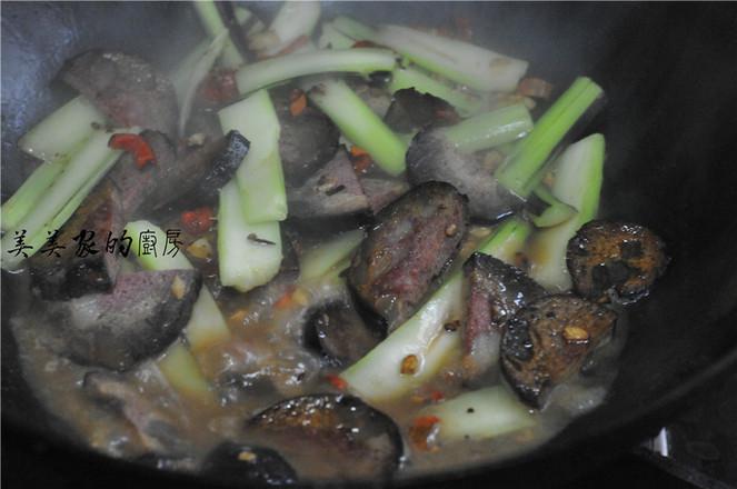 紅菜薹炒豬血丸子的做法-咸鮮味炒菜譜