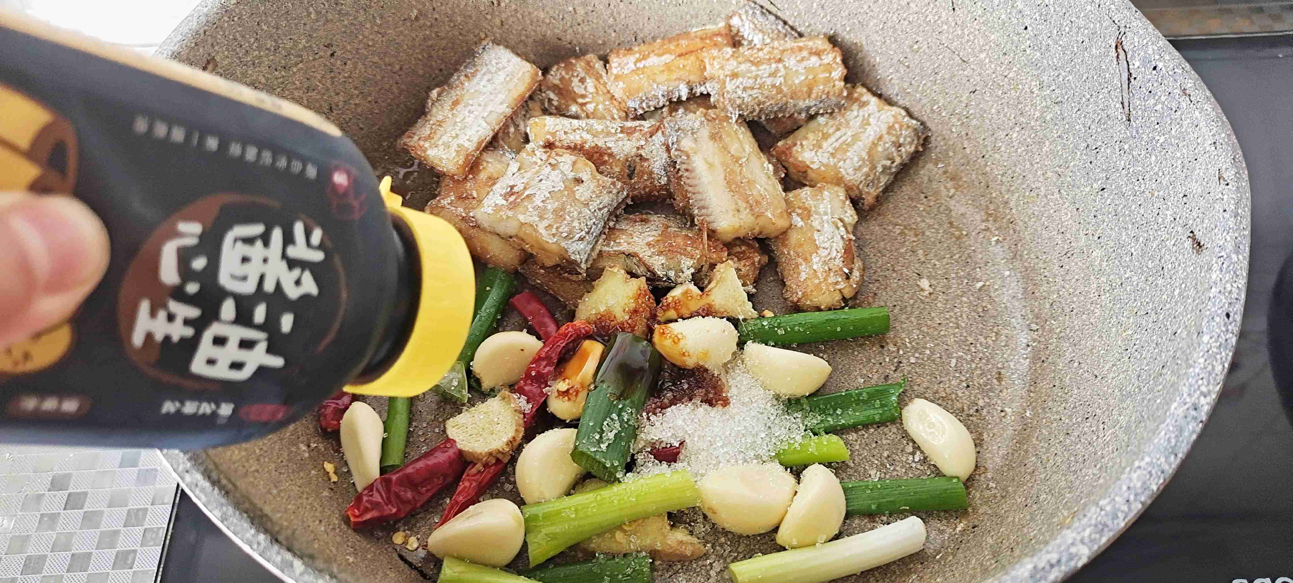 帶魚好吃的經(jīng)典做法…糖醋帶魚的做法-酸甜味燒菜譜