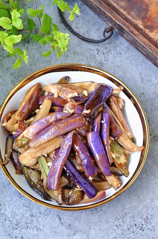 【蒜蓉爆香茄子】簡單、少油、不變色的下飯菜！的做法-蒜香味炒菜譜