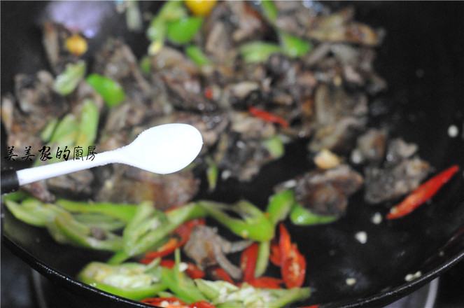 香辣鵪鶉的做法-香辣味炒菜譜