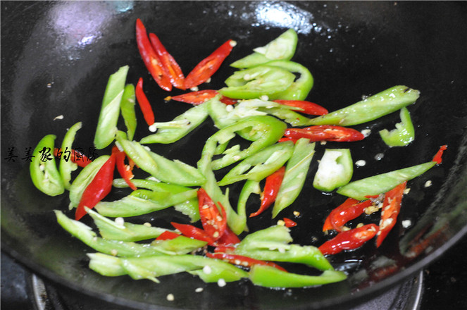 香辣鵪鶉的做法-香辣味炒菜譜
