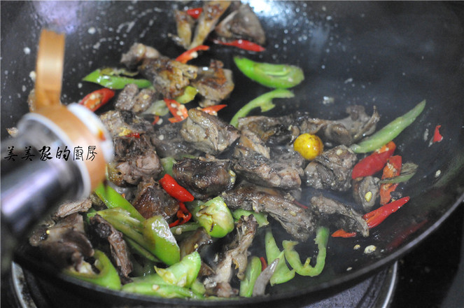 香辣鵪鶉的做法-香辣味炒菜譜