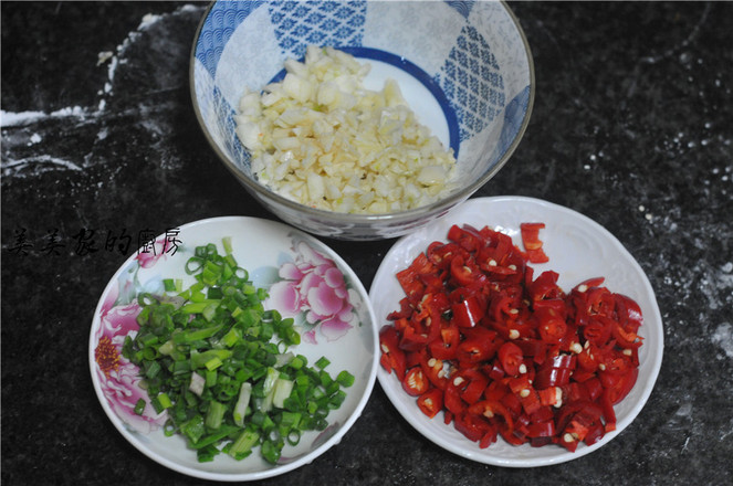 紅菜薹炒豬血丸子的做法-咸鮮味炒菜譜