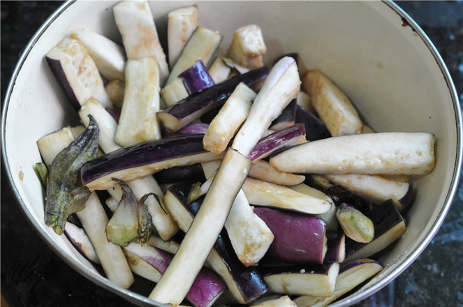 【蒜蓉爆香茄子】簡單、少油、不變色的下飯菜！的做法-蒜香味炒菜譜