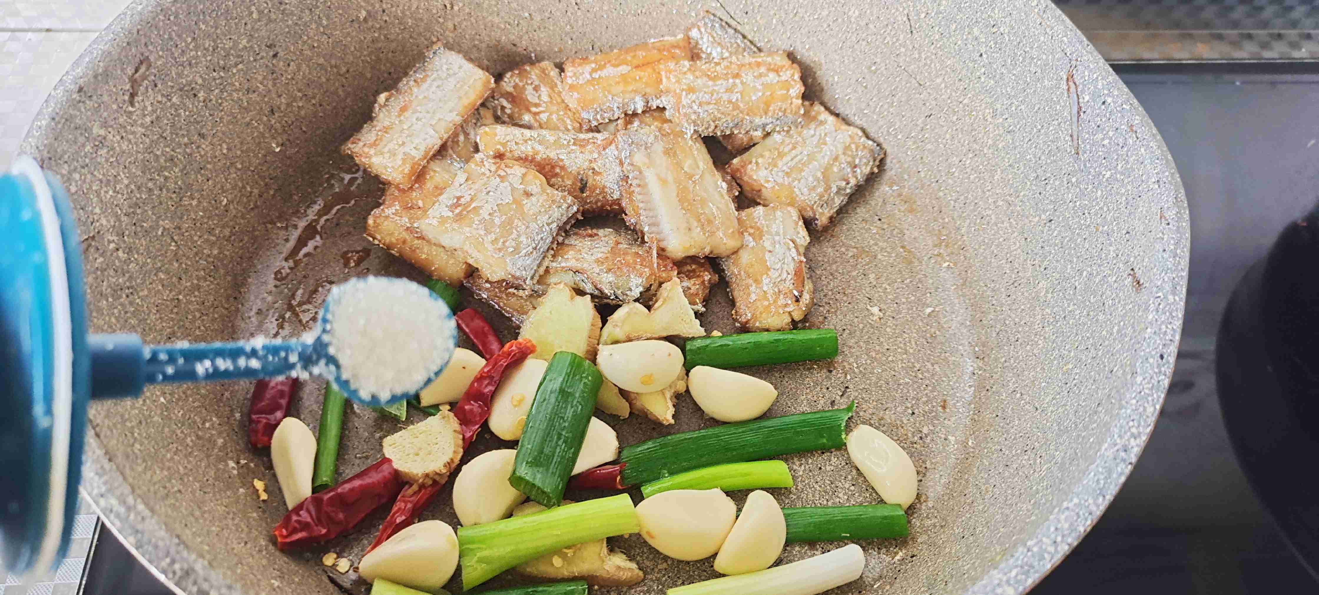 帶魚好吃的經(jīng)典做法…糖醋帶魚的做法-酸甜味燒菜譜