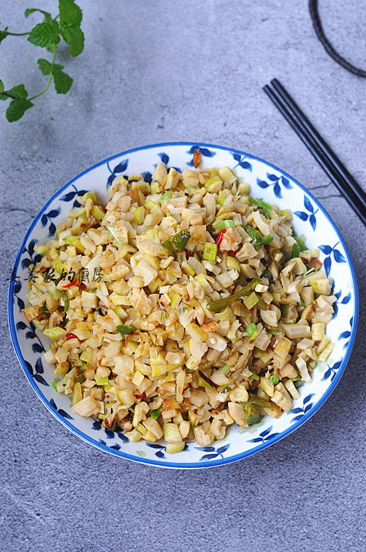 青椒炒春筍末的做法-家常味炒菜譜