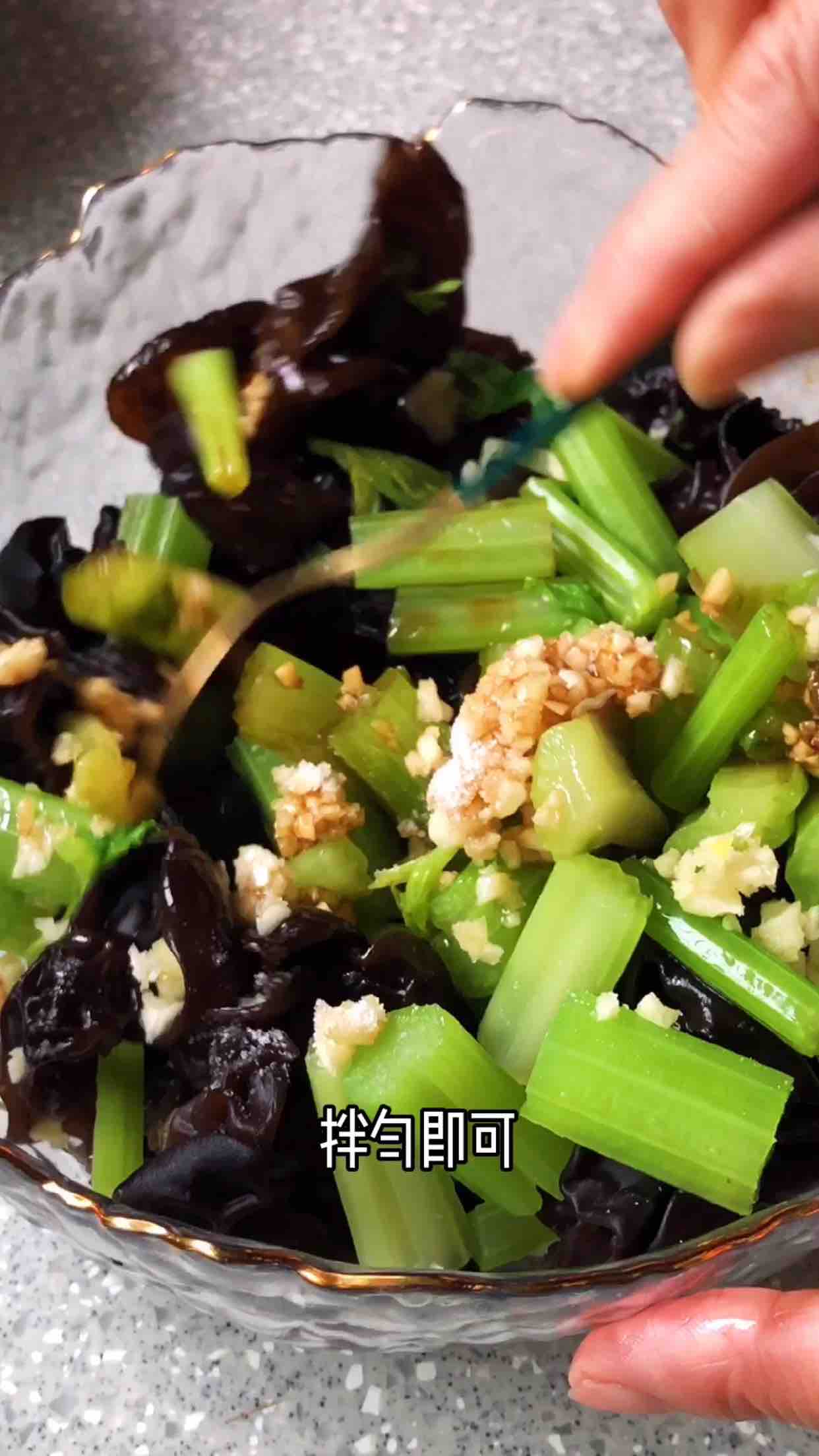 芹菜拌黑木耳的做法-咸鮮味拌菜譜
