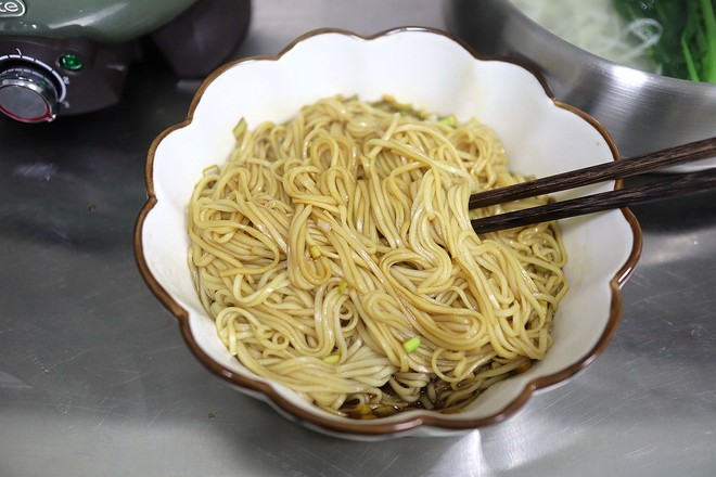 煎蛋菠菜湯面的做法-家常味煮菜譜