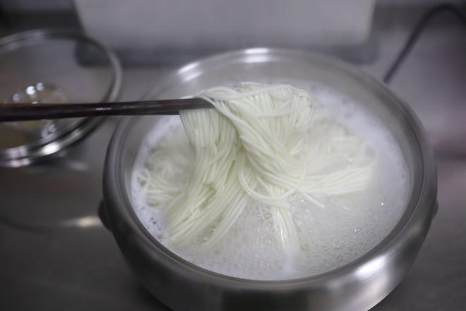 煎蛋菠菜湯面的做法-家常味煮菜譜