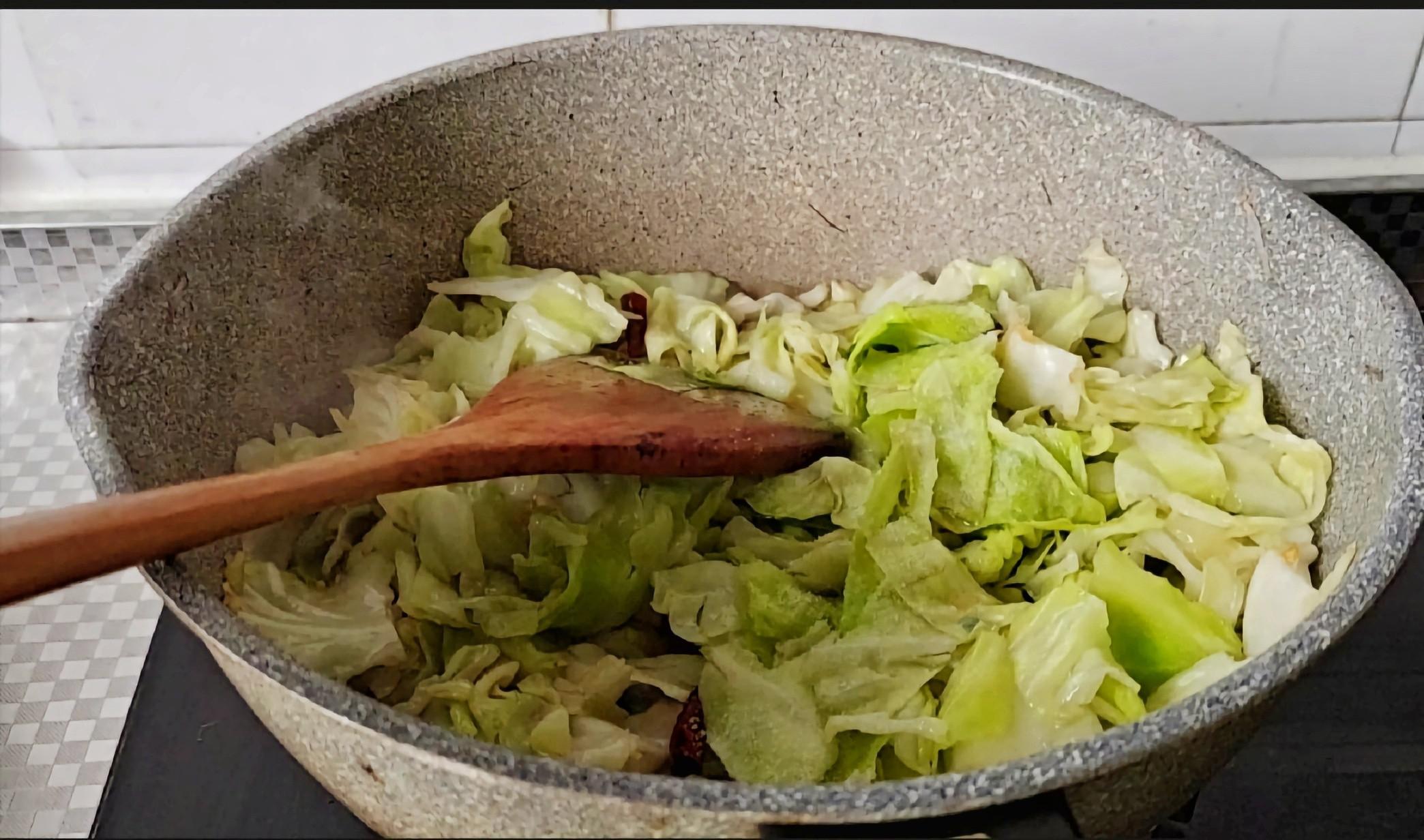 經典家常菜…酸辣包菜的做法-酸辣味炒菜譜