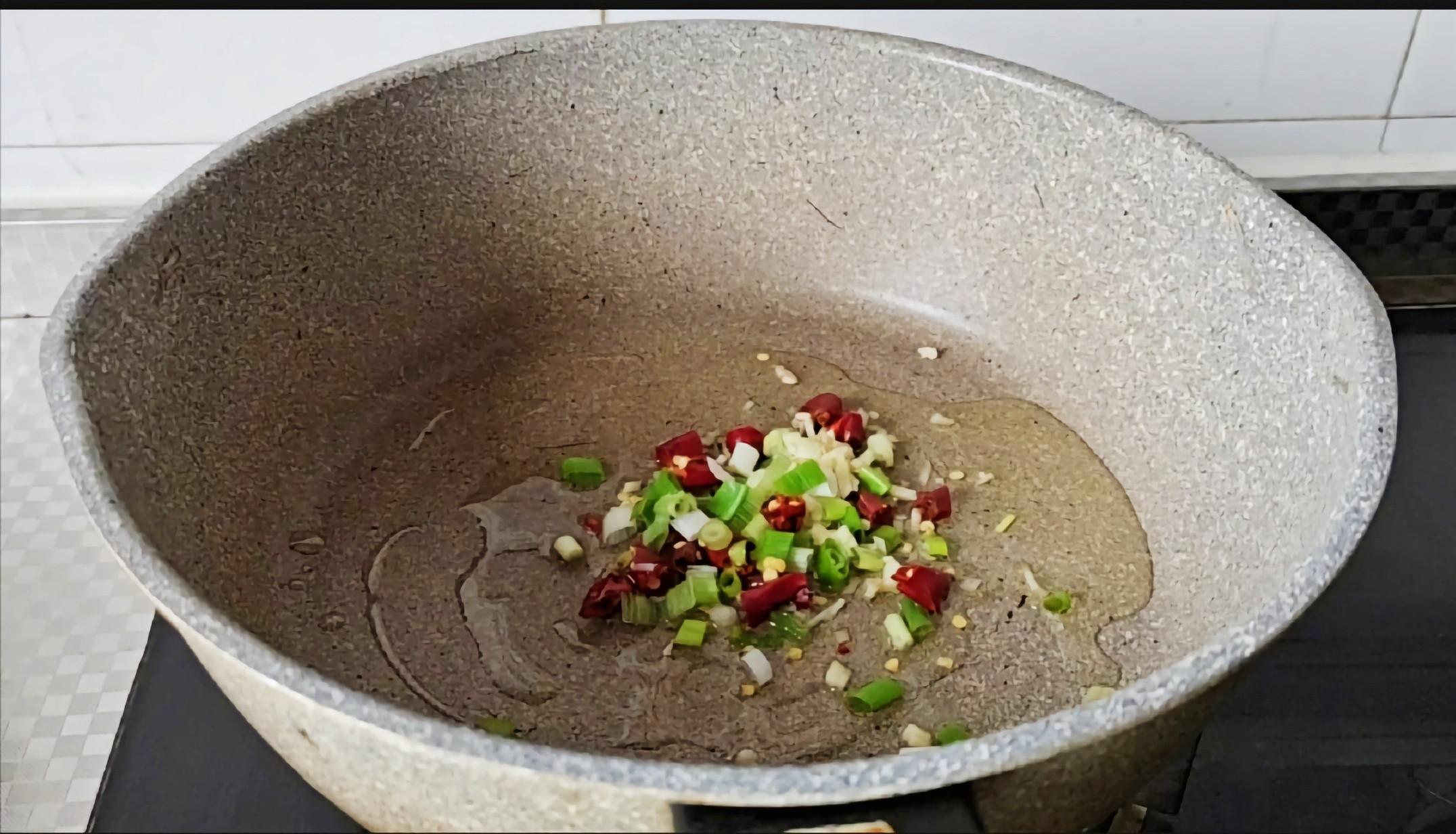 經典家常菜…酸辣包菜的做法-酸辣味炒菜譜