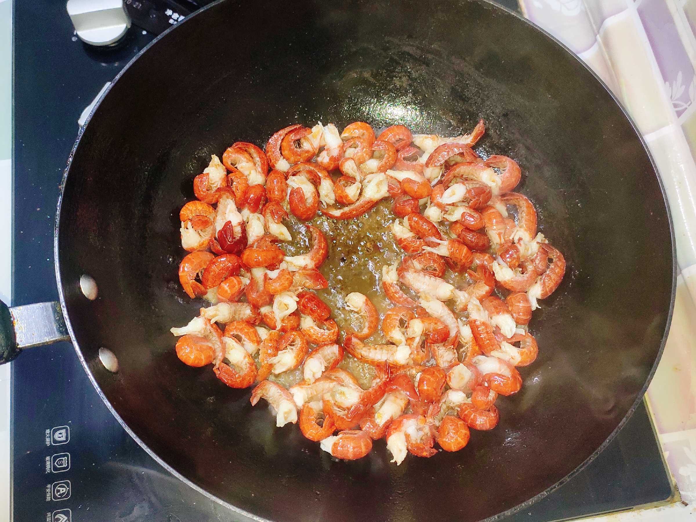 麻辣龍蝦尾的做法-麻辣味炒菜譜