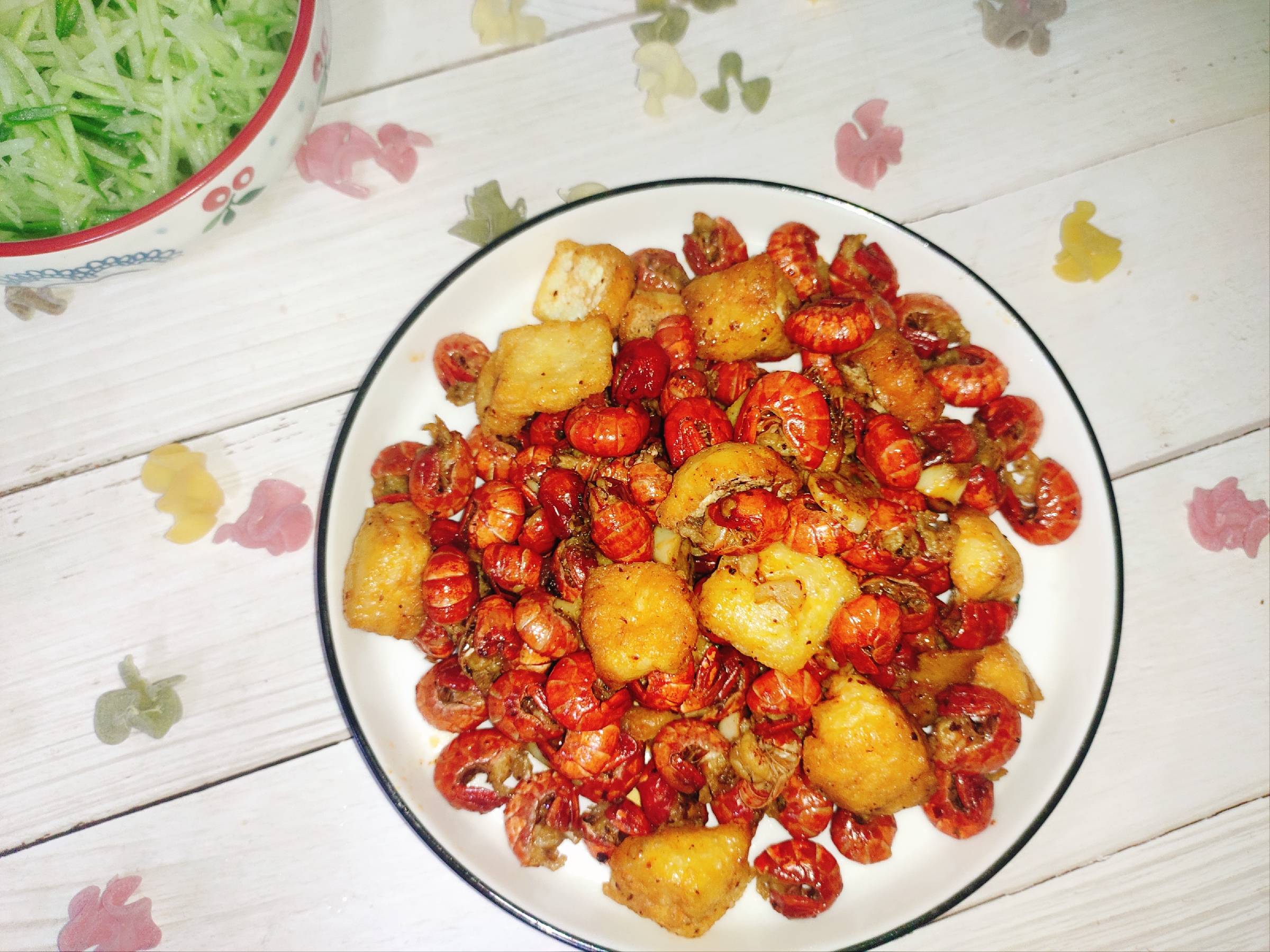 麻辣龍蝦尾的做法-麻辣味炒菜譜