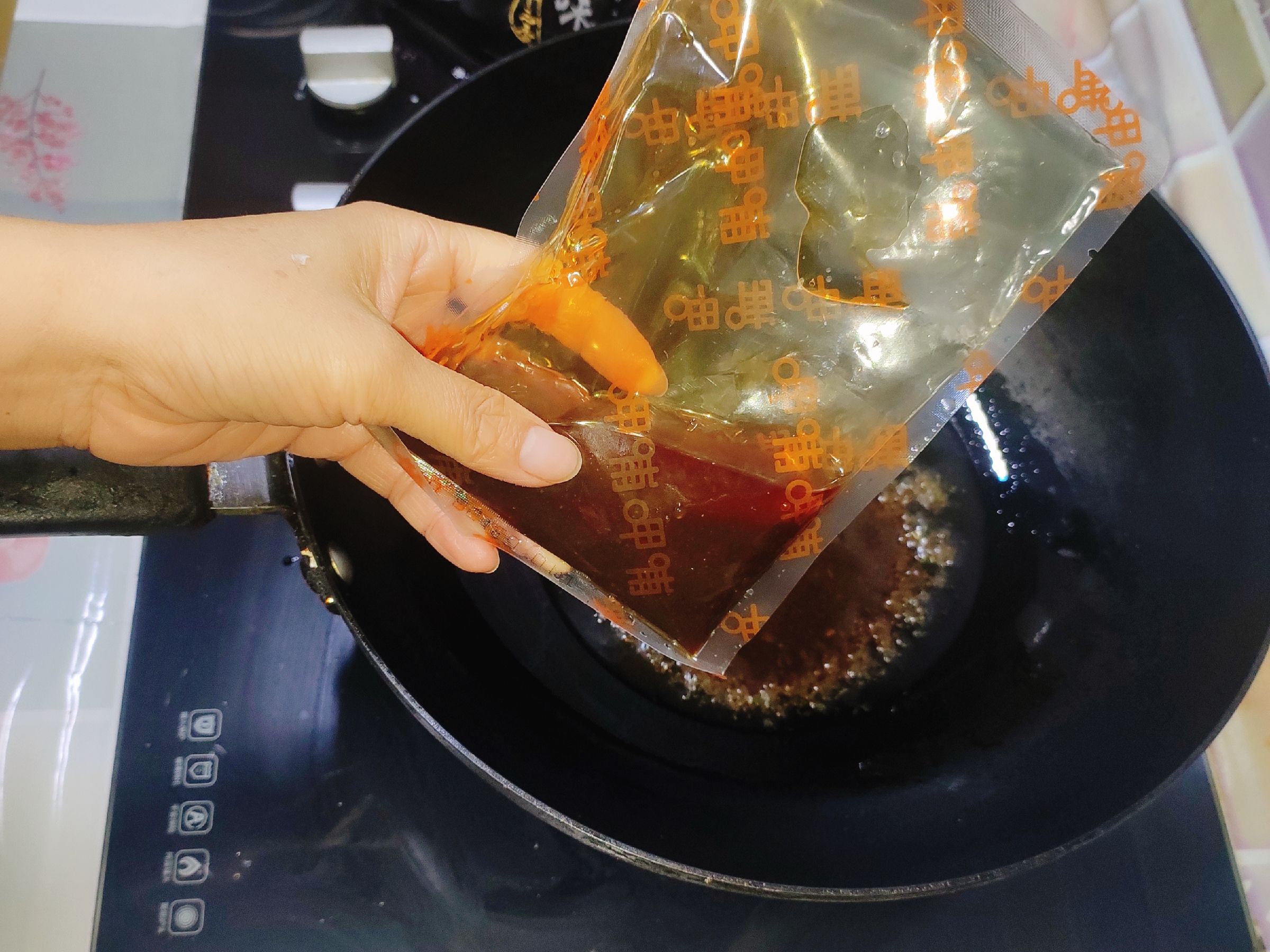 麻辣龍蝦尾的做法-麻辣味炒菜譜