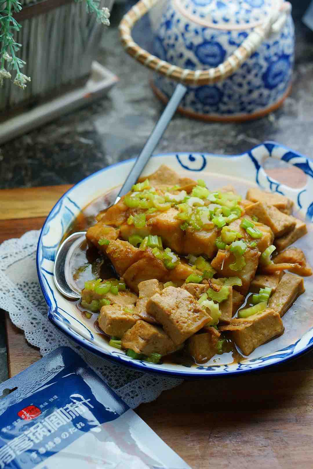 豆腐燜青魚的做法-家常味燒菜譜