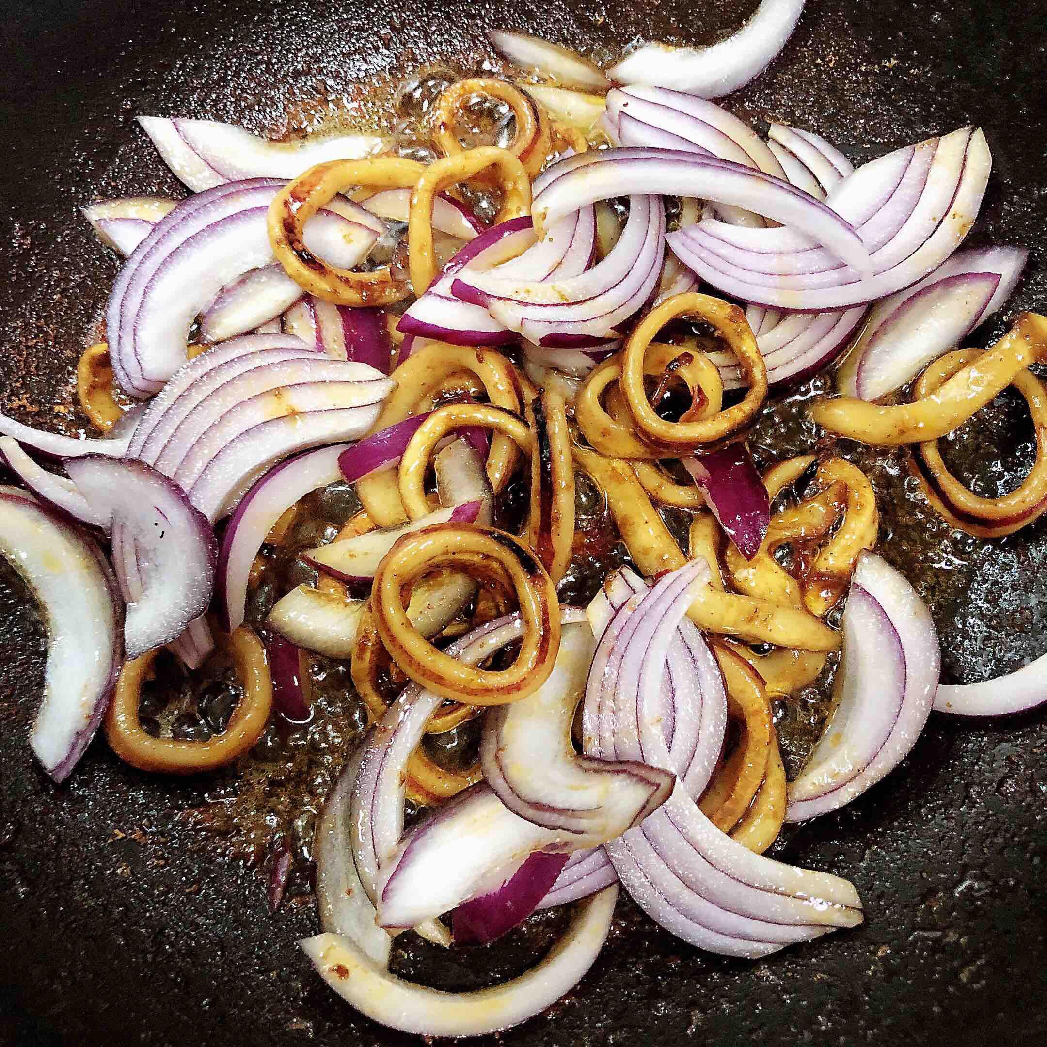 香辣西芹魷魚圈的做法-香辣味炒菜譜