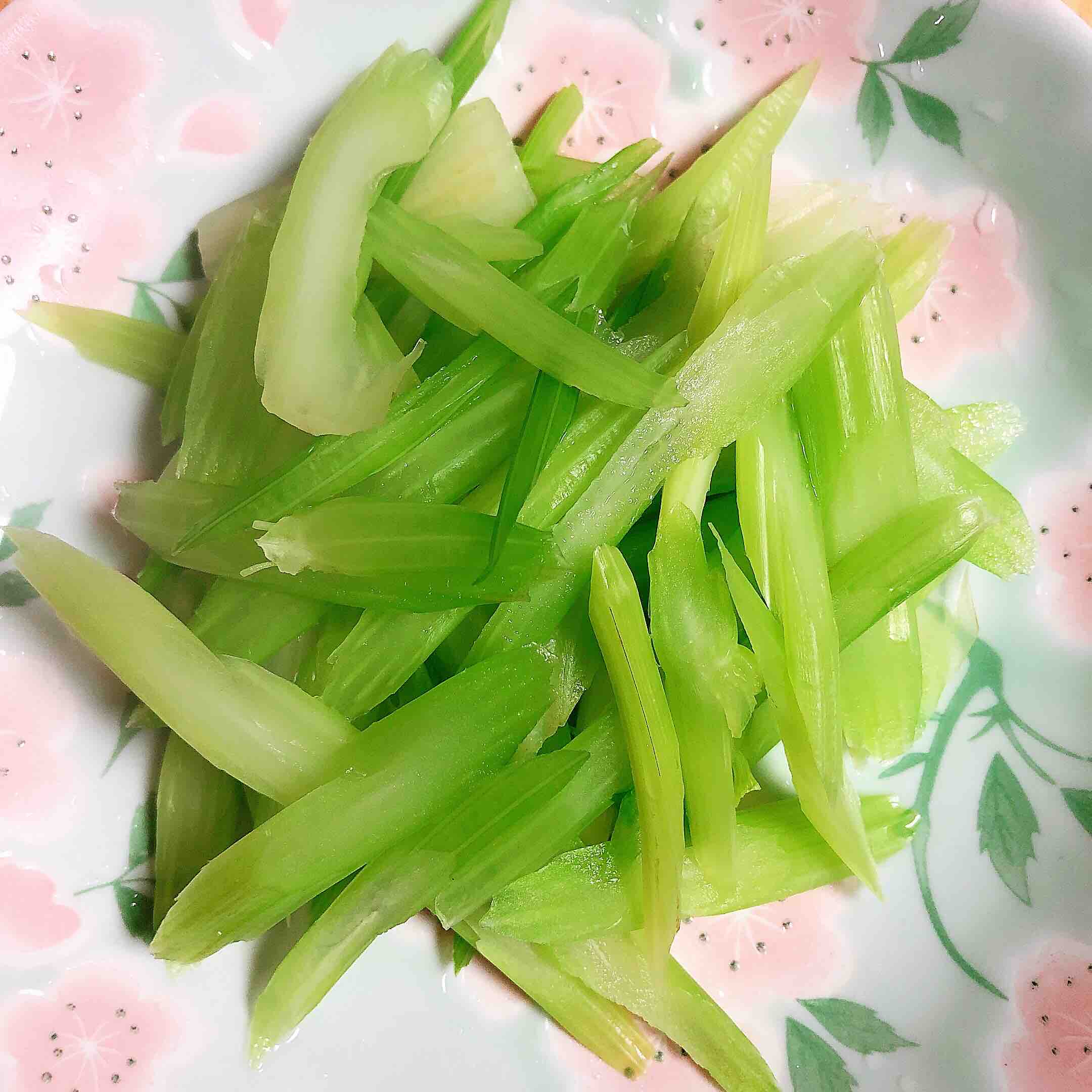 香辣西芹魷魚圈的做法-香辣味炒菜譜