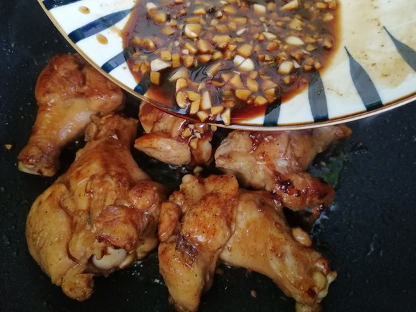 吮指雞翅根的做法-家常味炒菜譜