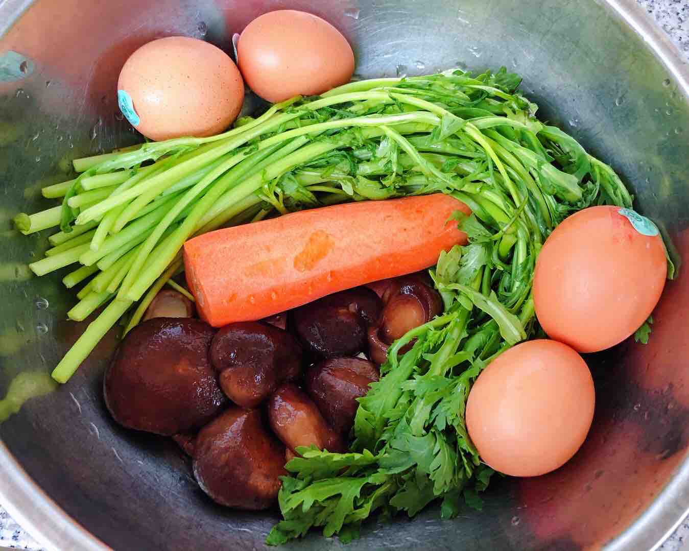 茼蒿炒雞蛋香菇胡蘿卜的做法-家常味炒菜譜