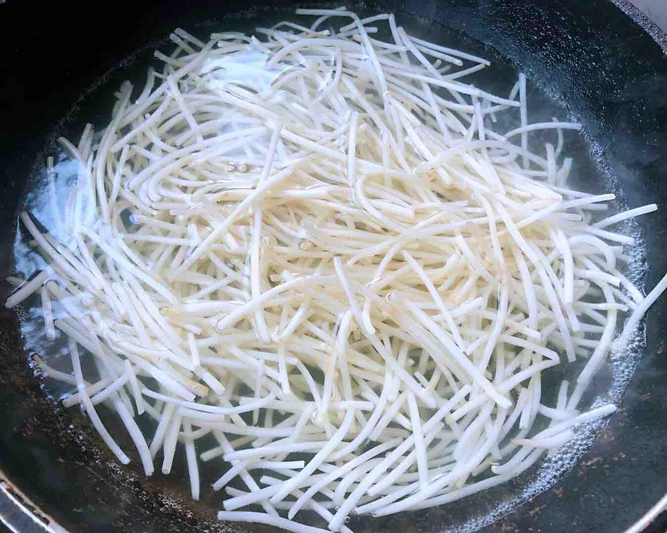 豆芽茼蒿火腿炒粉條的做法-家常味炒菜譜