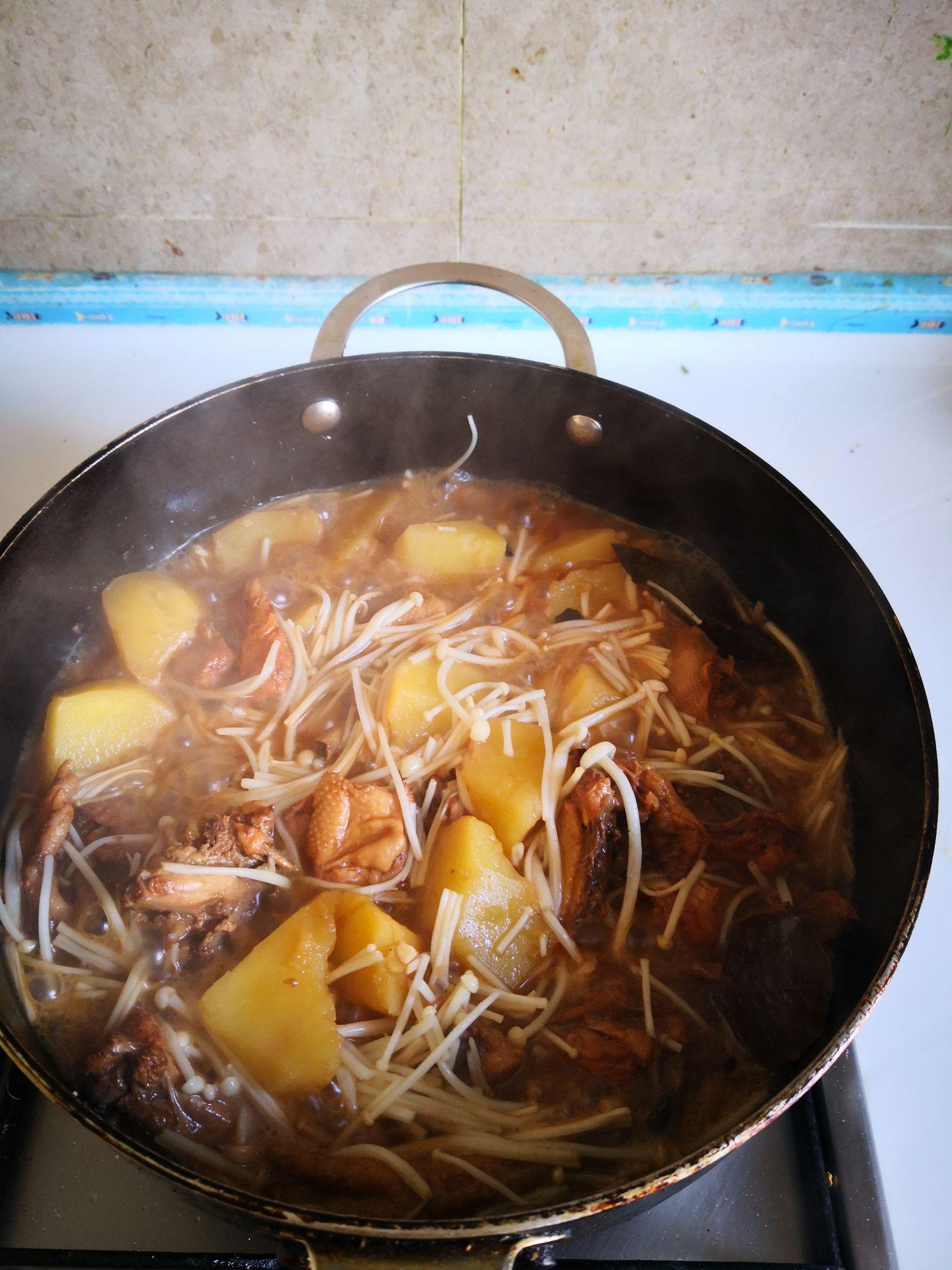 三黃雞燒土豆的做法-家常味燒菜譜