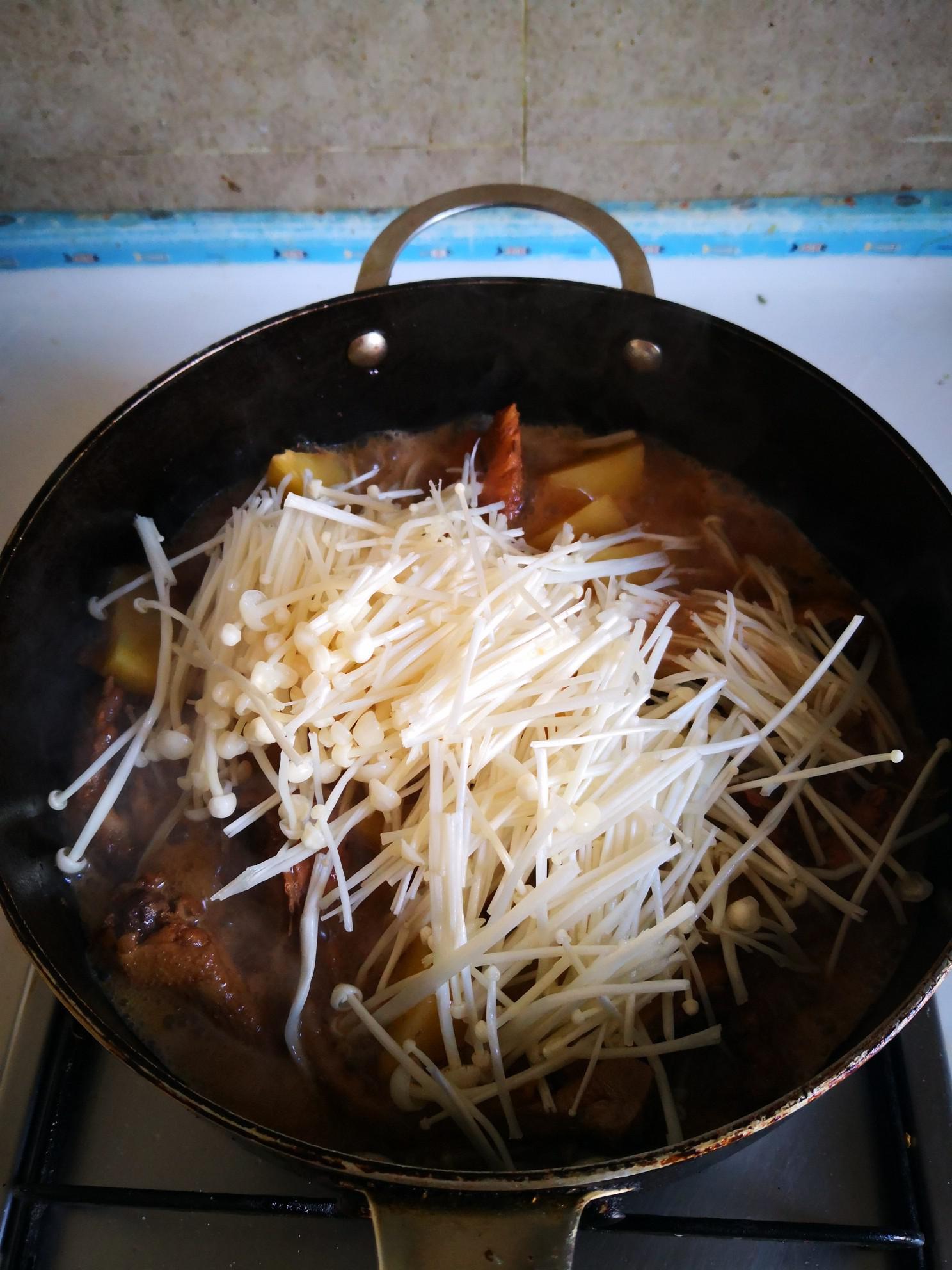 三黃雞燒土豆的做法-家常味燒菜譜