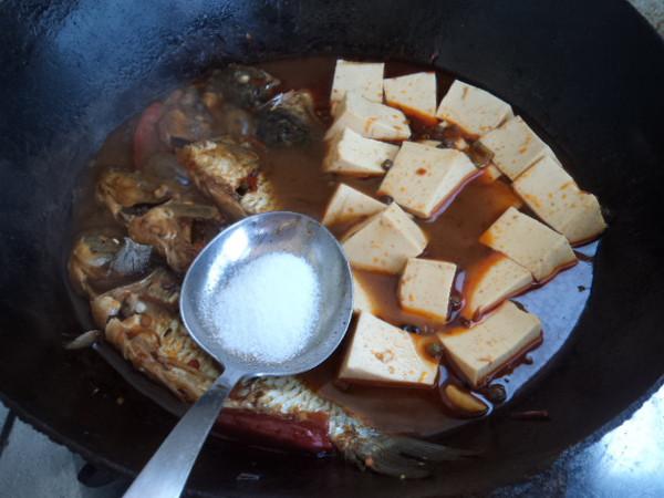 豆腐燒鯽魚的做法-咸鮮味燒菜譜