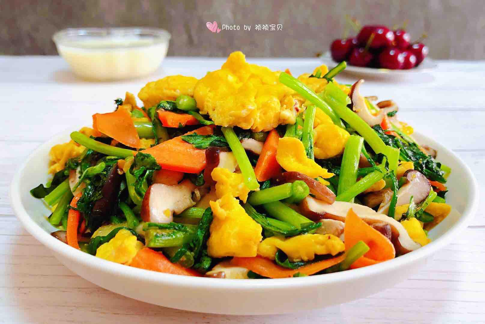 茼蒿炒雞蛋香菇胡蘿卜的做法-家常味炒菜譜