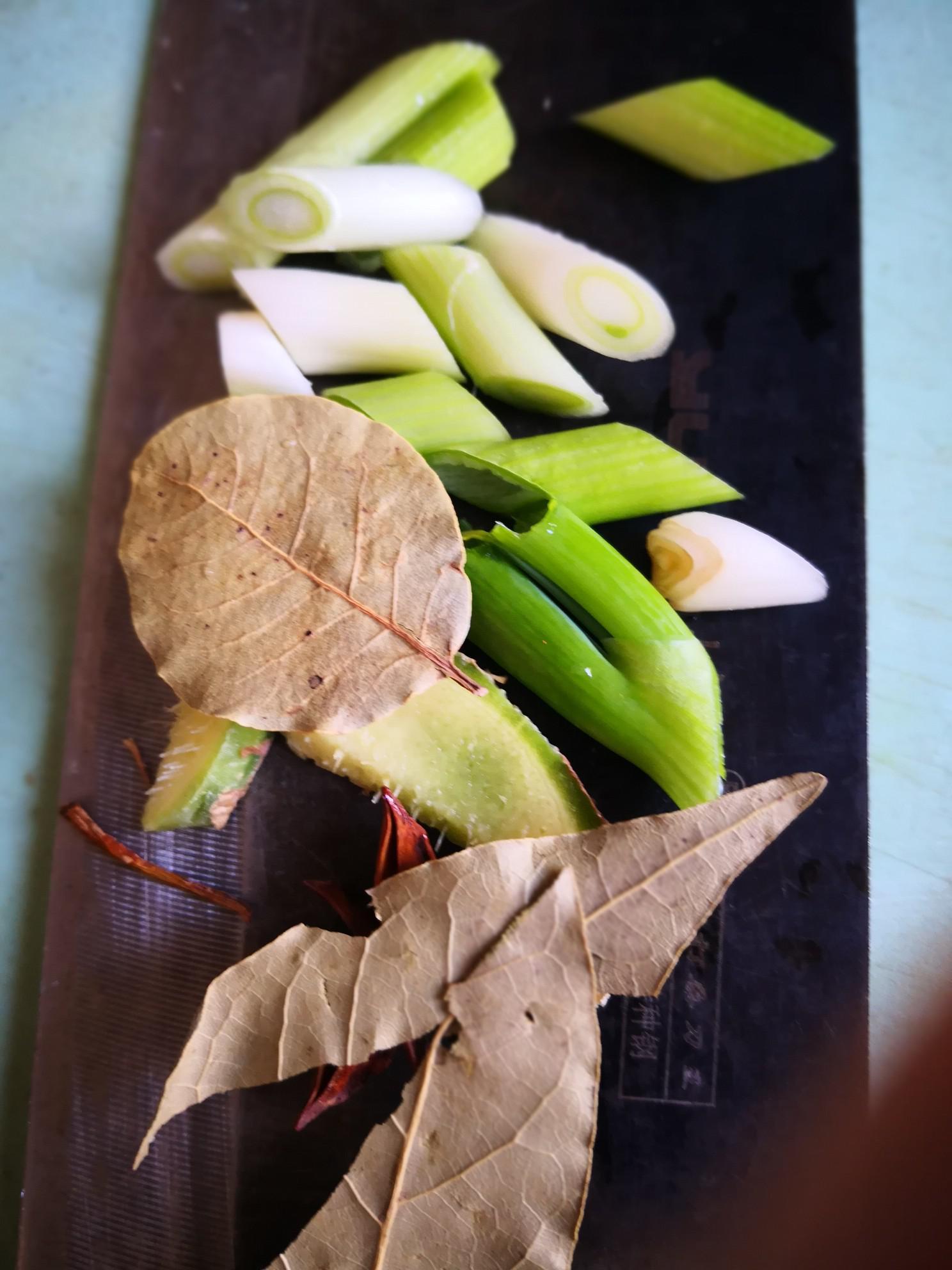 三黃雞燒土豆的做法-家常味燒菜譜