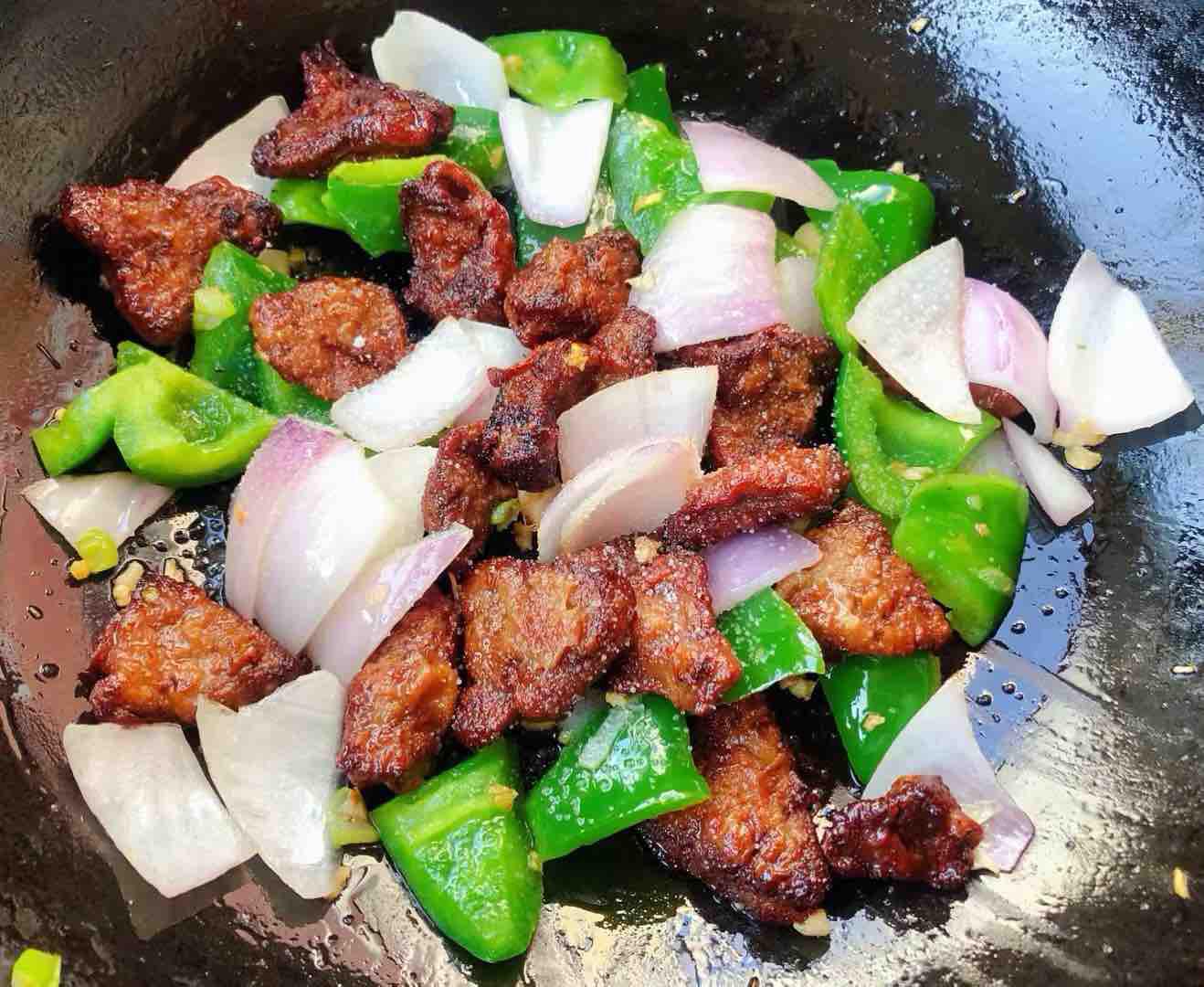 青椒洋蔥炒豬肝的做法-家常味炒菜譜