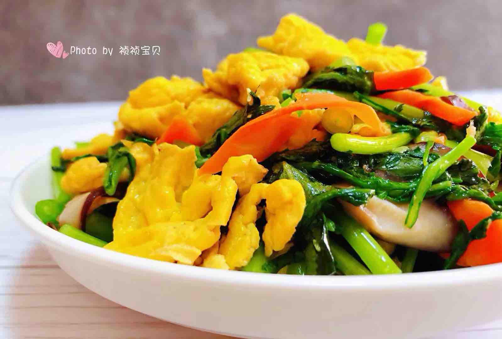 茼蒿炒雞蛋香菇胡蘿卜的做法-家常味炒菜譜