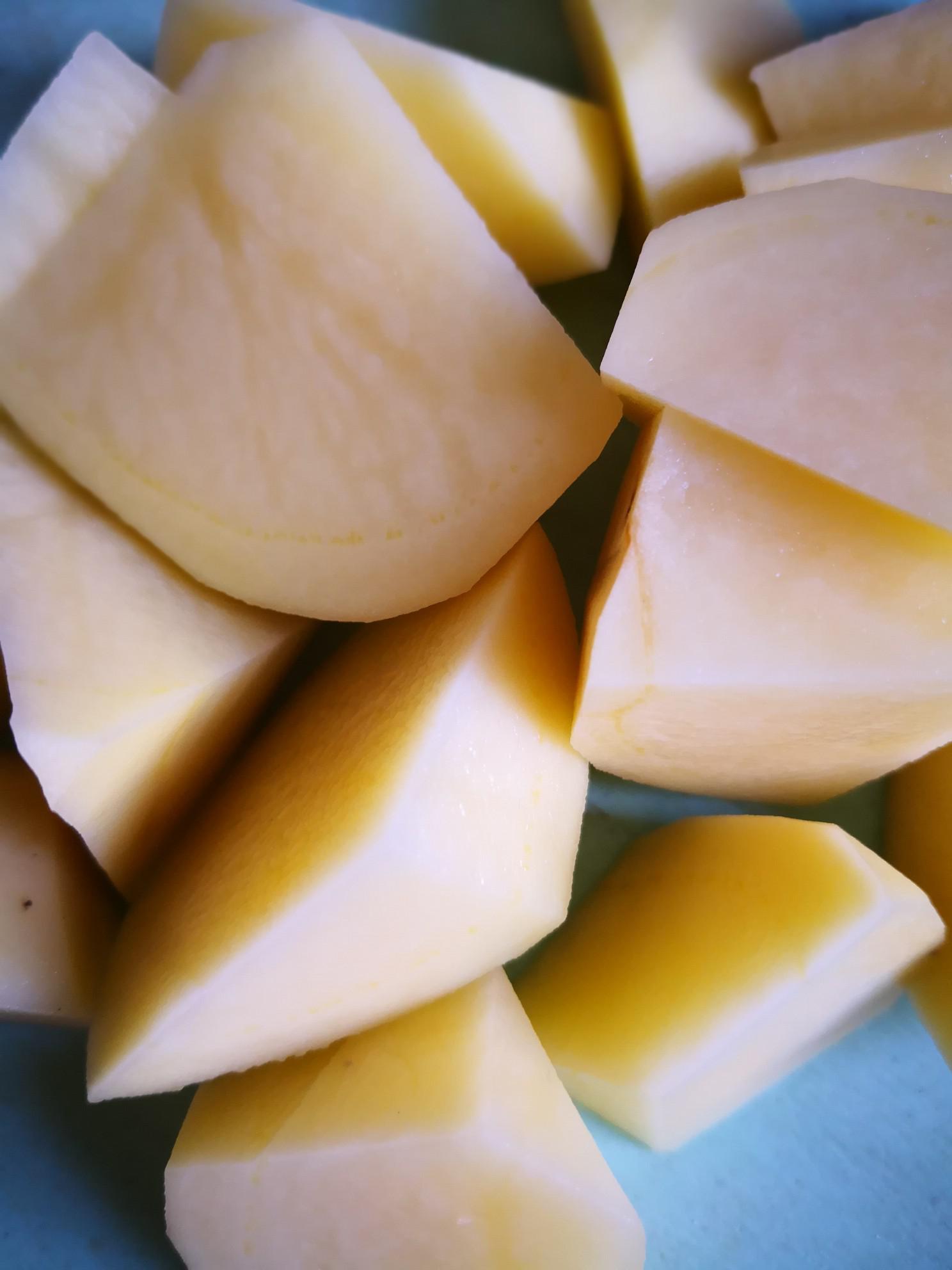 三黃雞燒土豆的做法-家常味燒菜譜