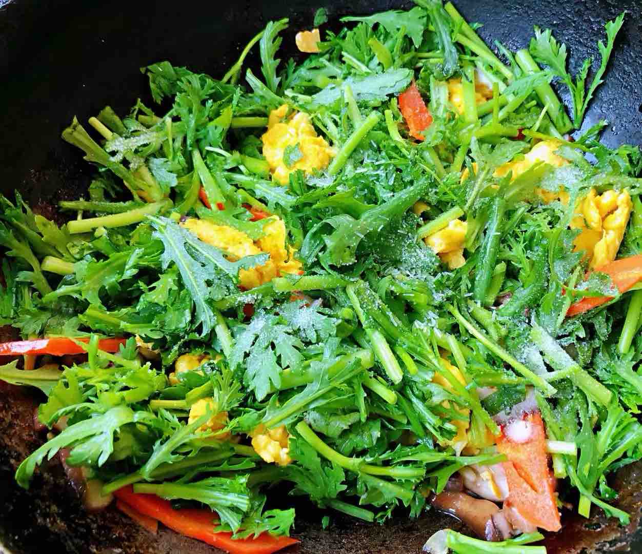 茼蒿炒雞蛋香菇胡蘿卜的做法-家常味炒菜譜